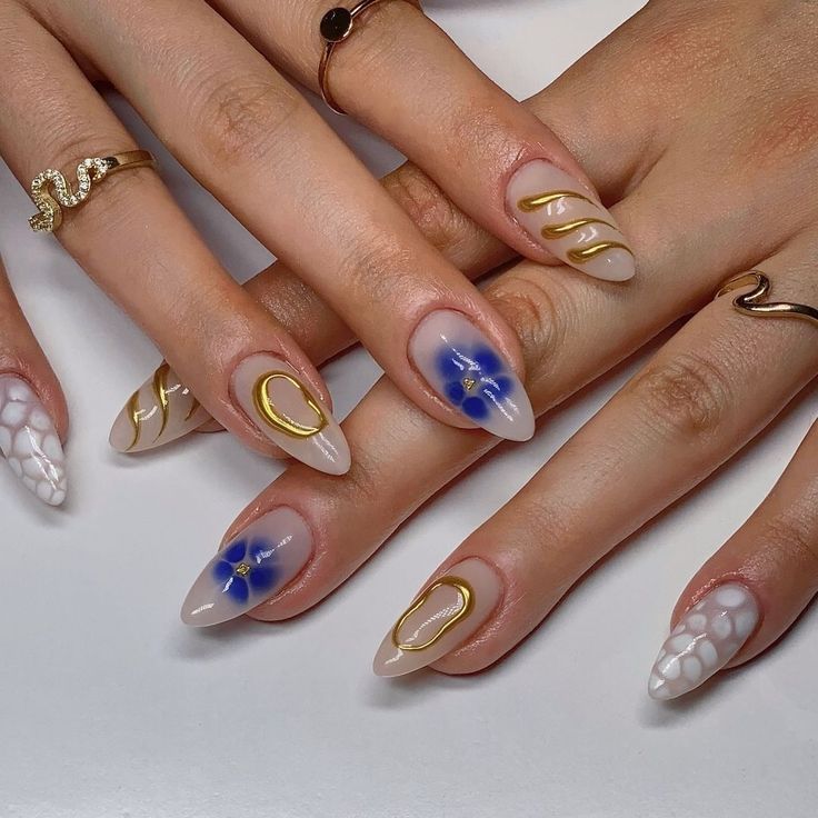 Nude summer nails with gold accents for a touch of glamour and luxury.