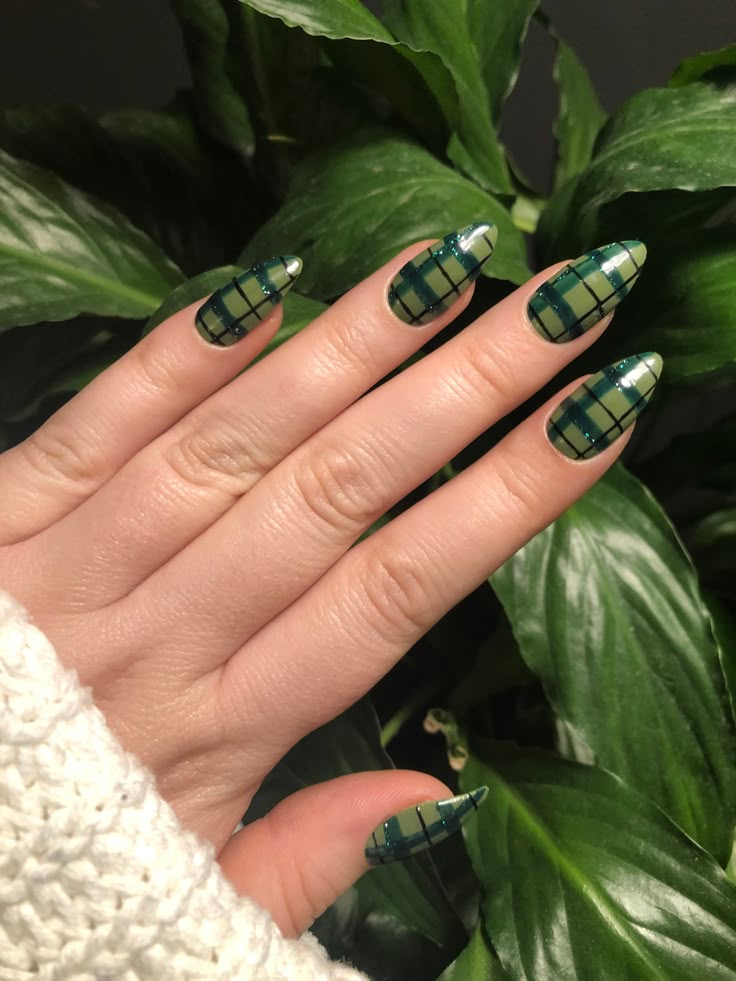 Green Winter Nails 2025-2026