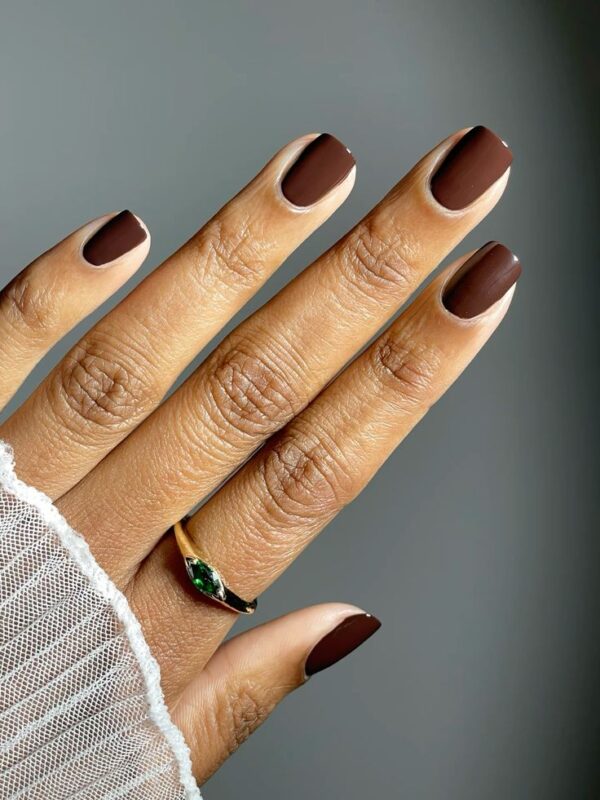 Short Nails With a High-Gloss Finish