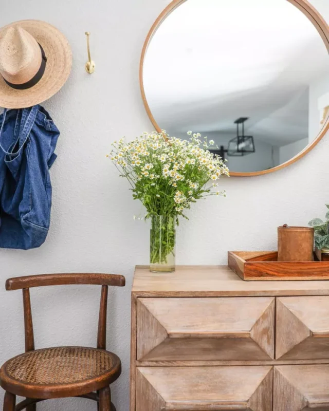 Use Fresh Flowers to Brighten the Entryway