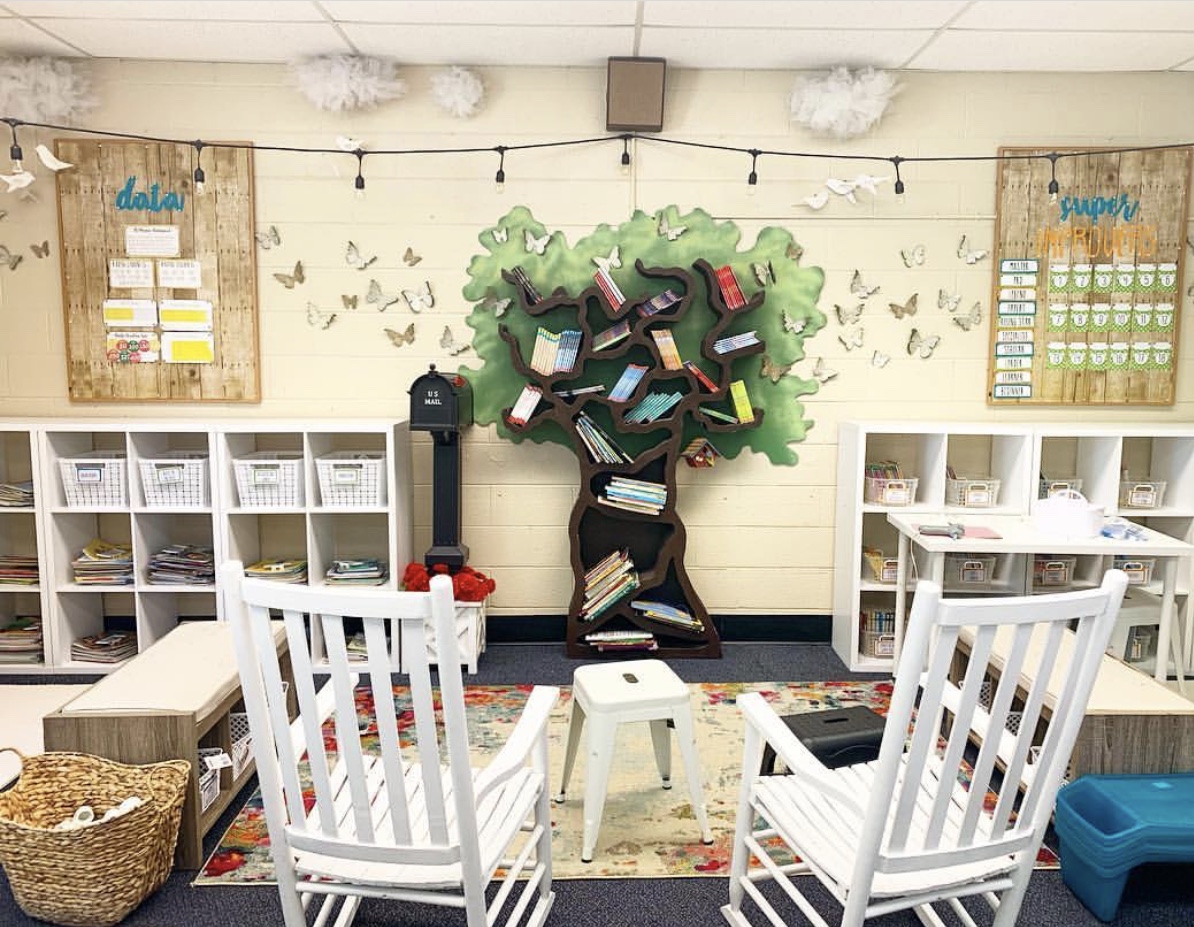 fall bookshelf in classroom